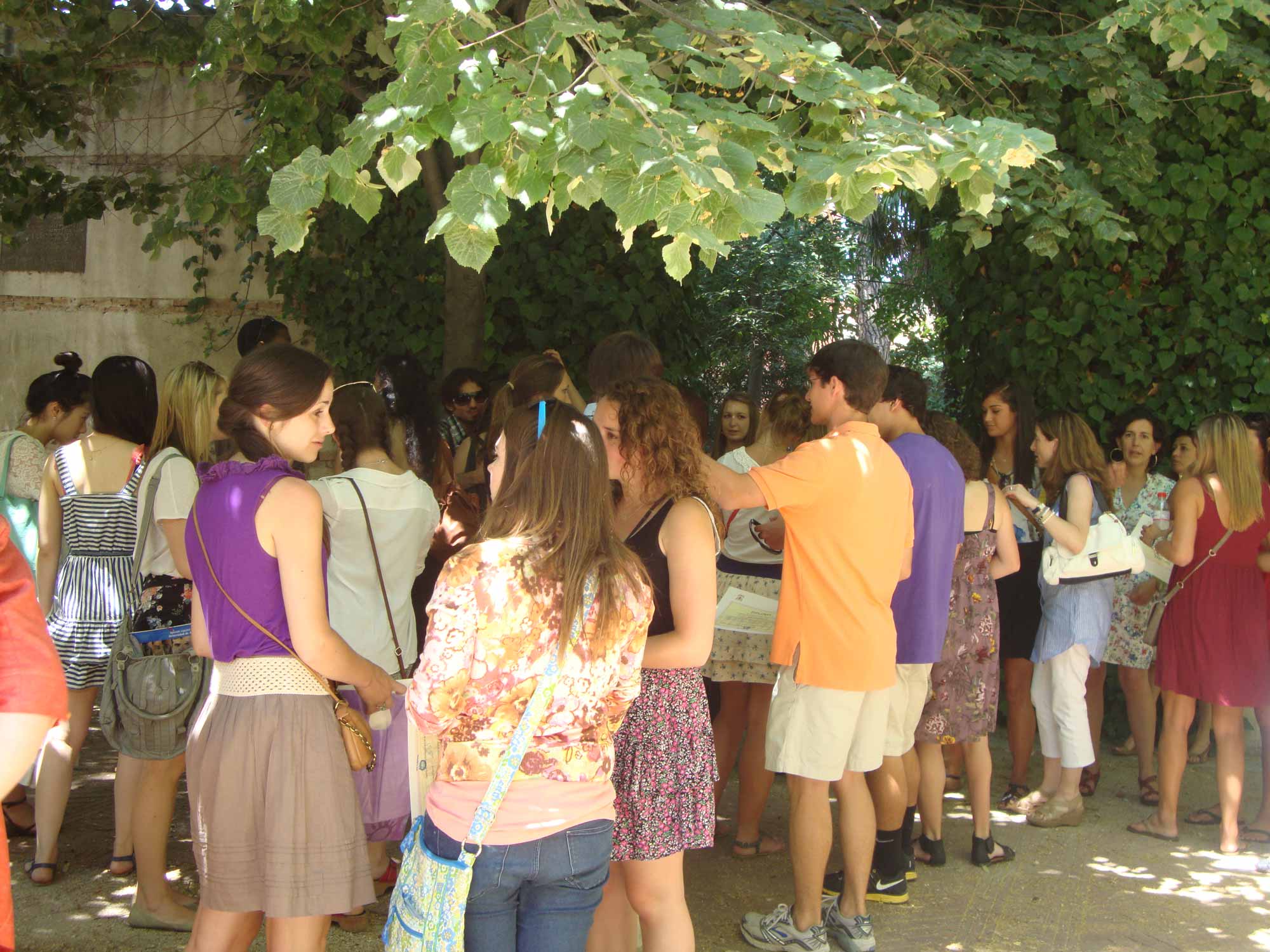 Alumnos en el jardin de la facultad de economicas