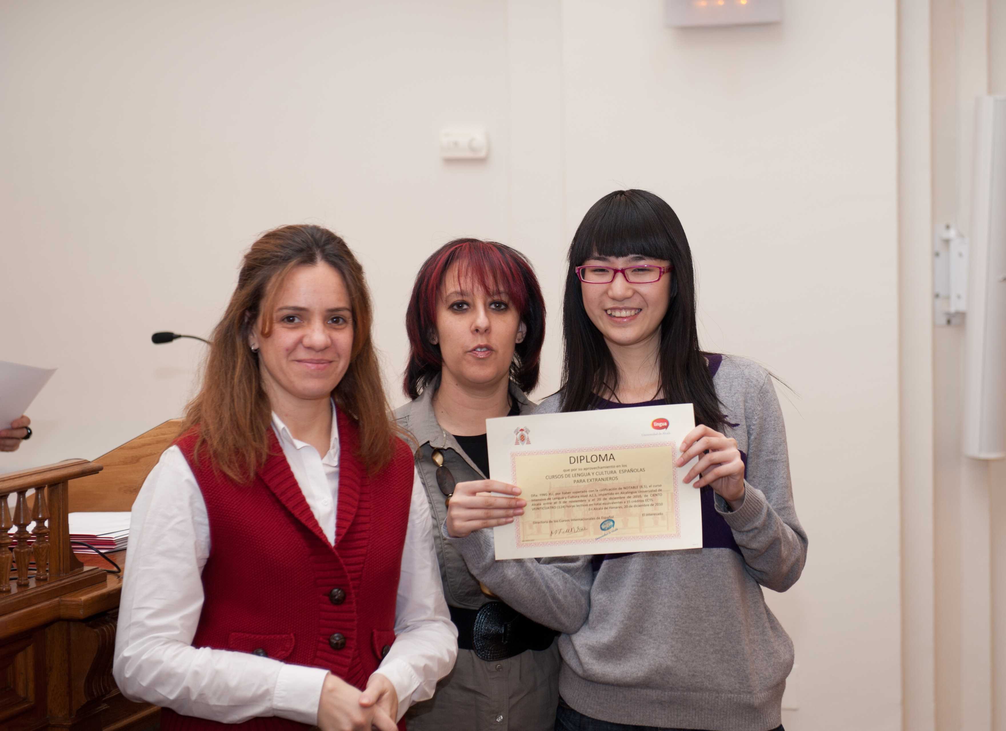 Estudiantes en la entrega de diplomas (otoño 2010)