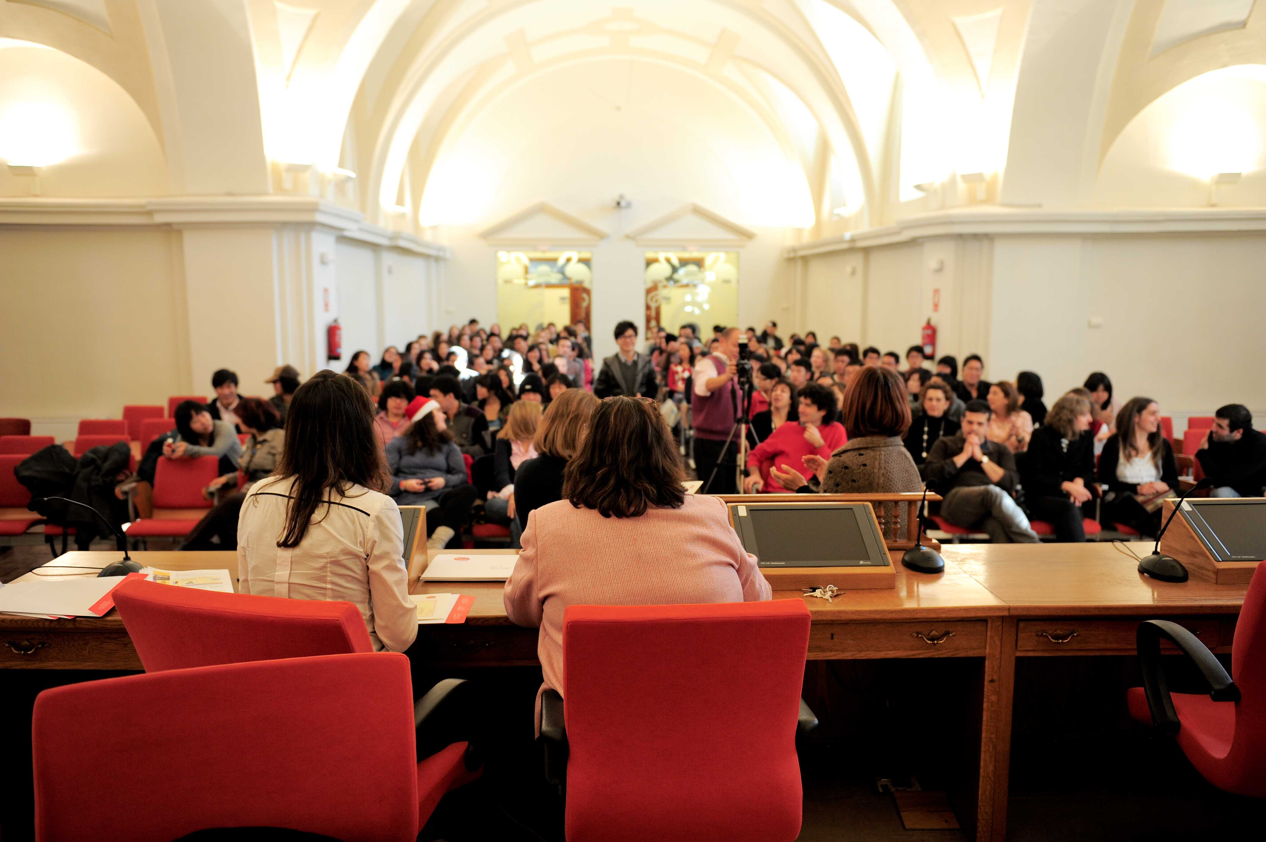 Estudiantes en la entrega de diplomas (otoño 2010)