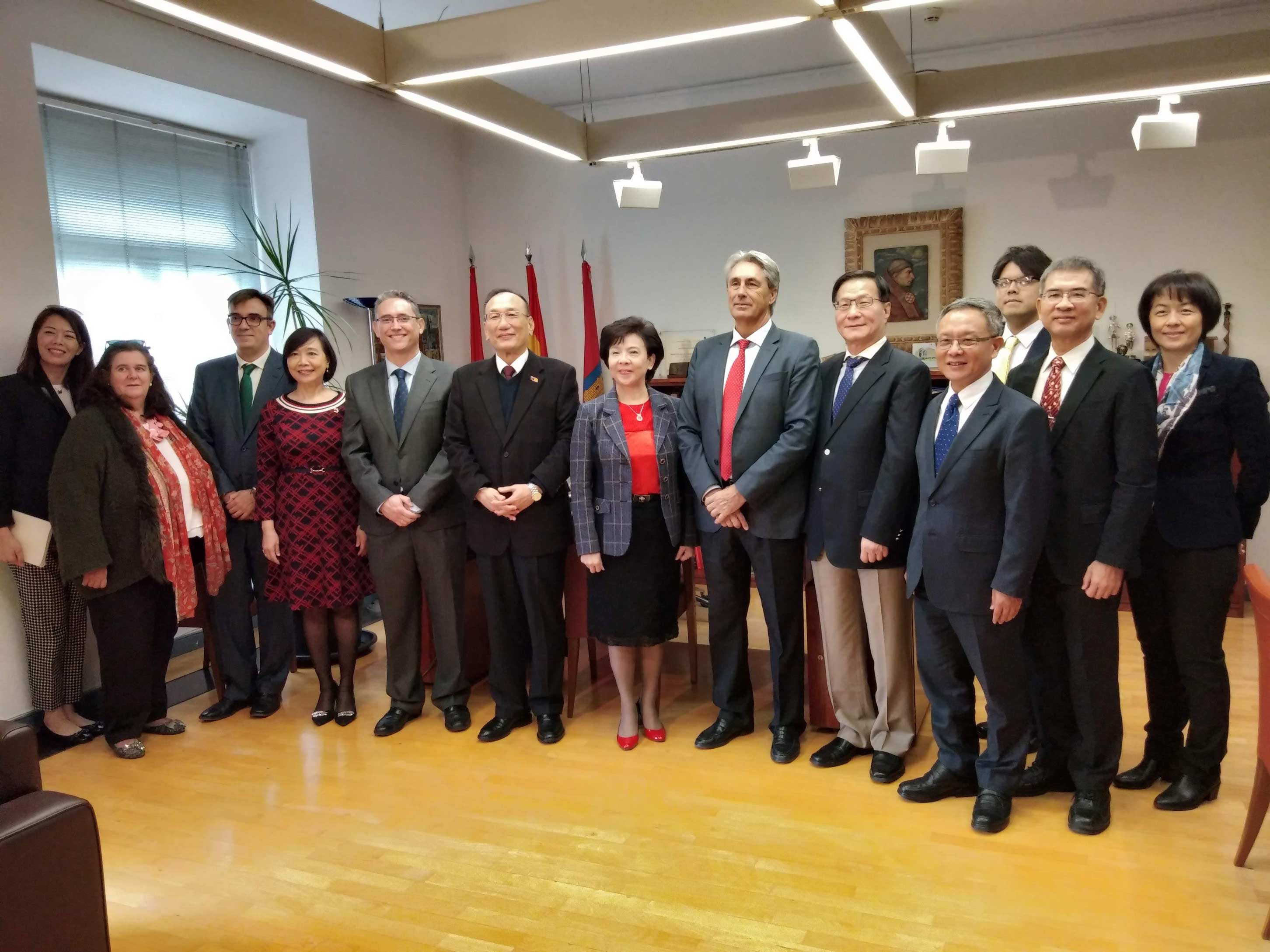 UNIVERSITY OF TAMKANG MEETING Rector Dr. José Vicente Saz President Dr. Huan-Chao Keh