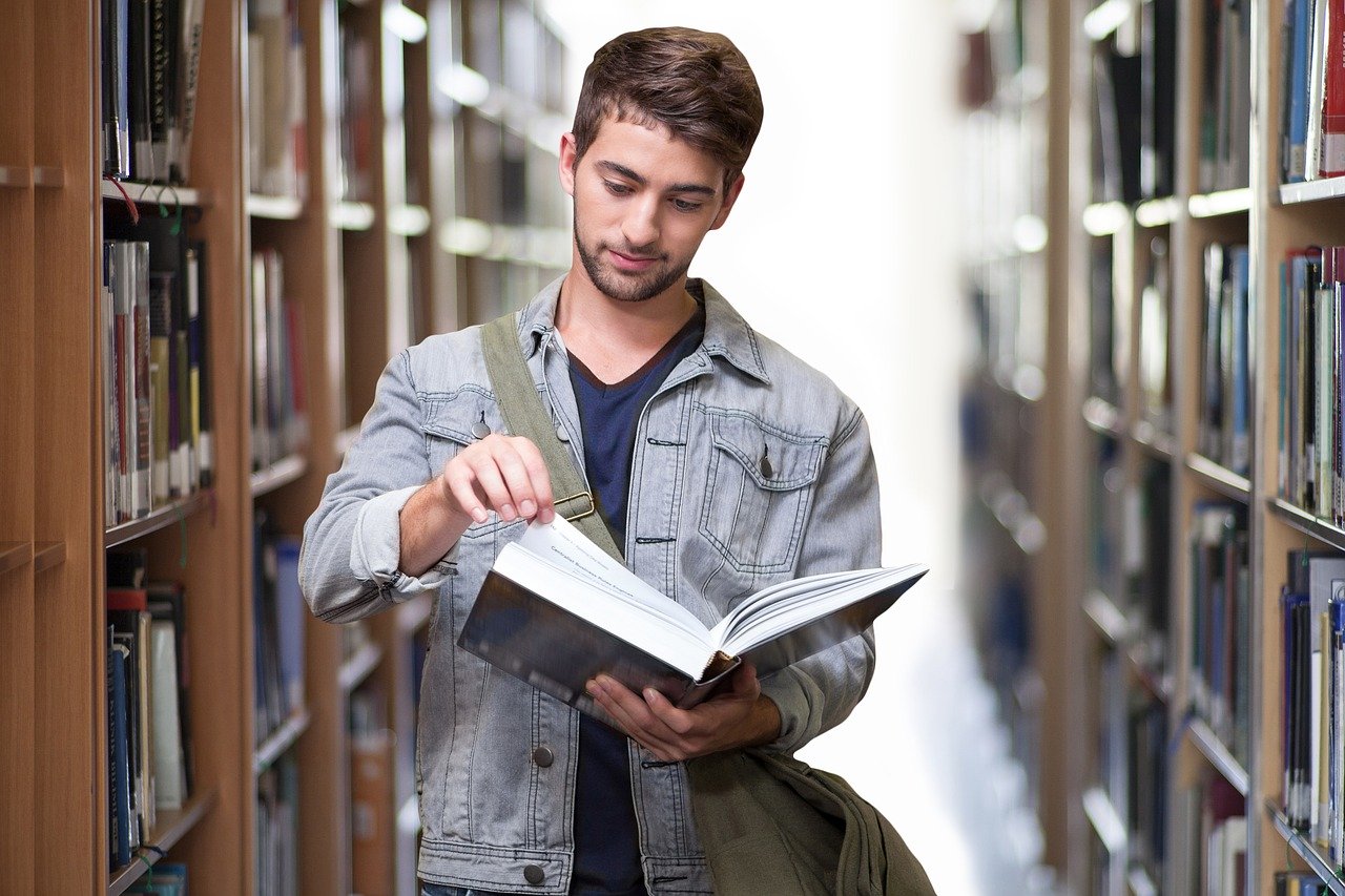 Estudiante biblioteca