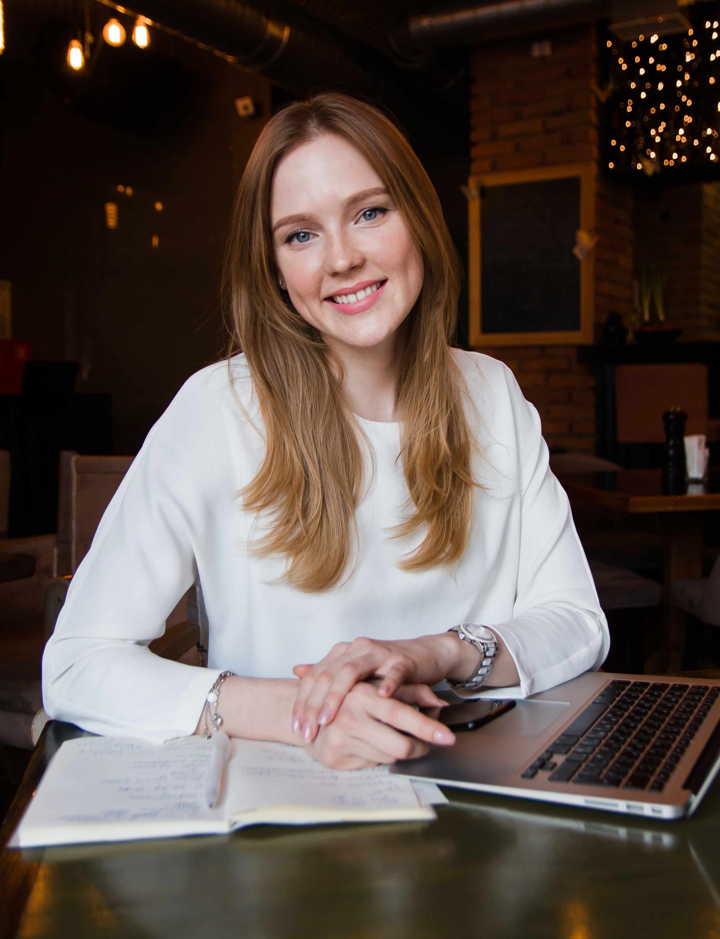 Chica estudiante ordenador