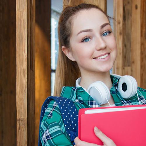 Estudiante biblioteca