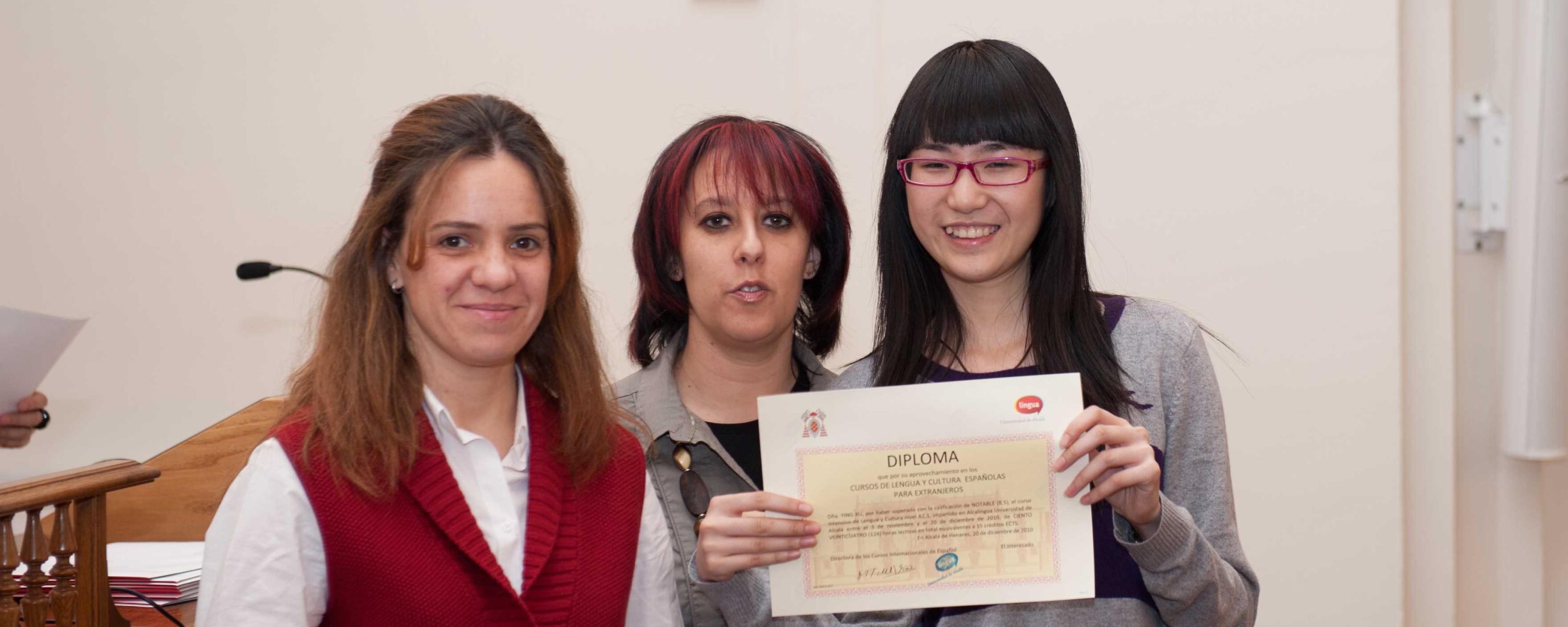 Estudiantes en la entrega de diplomas (otoño 2010)