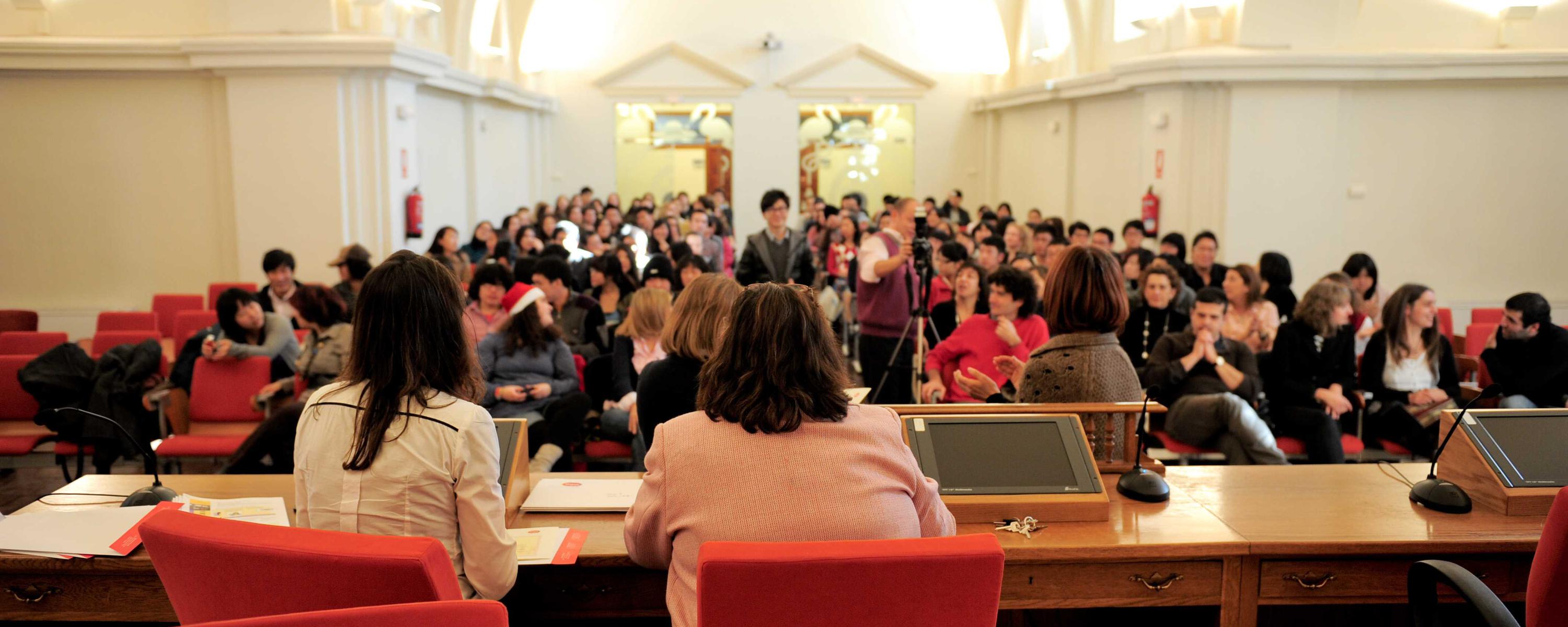 Estudiantes en la entrega de diplomas (otoño 2010)