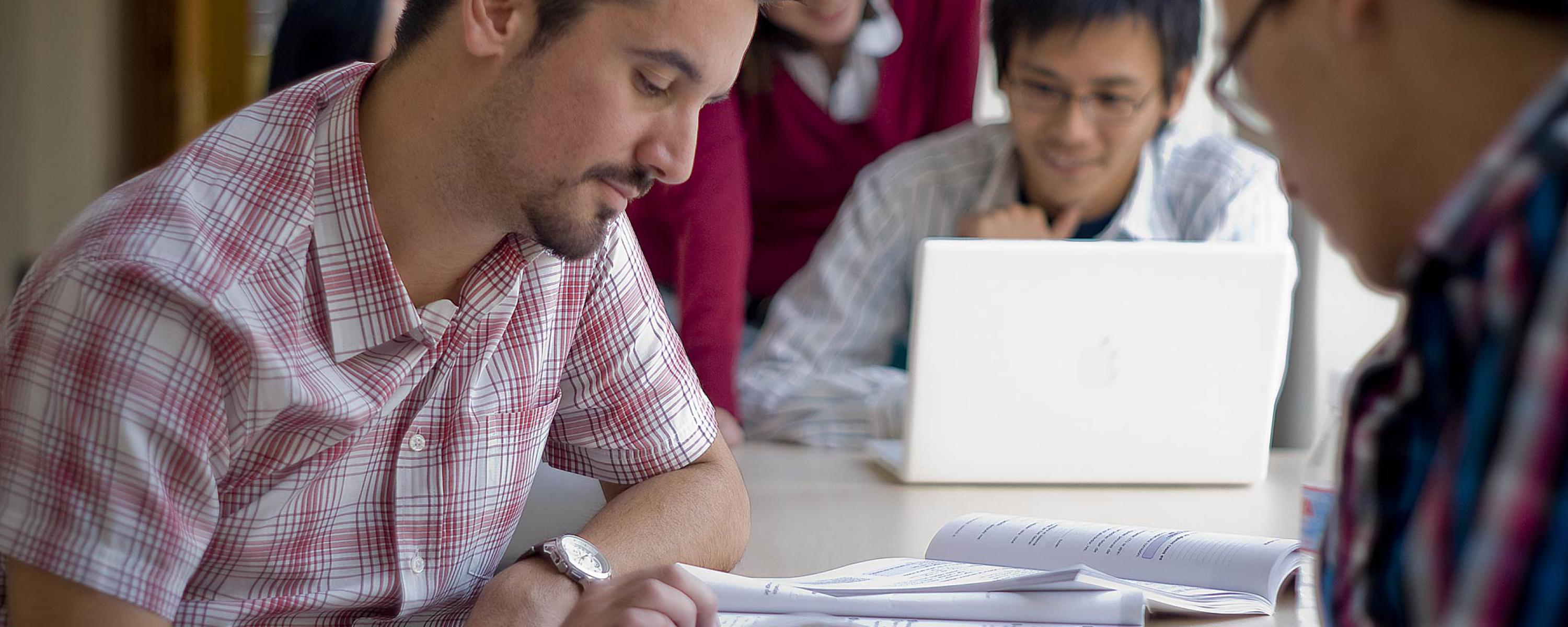 Alumnos estudiando