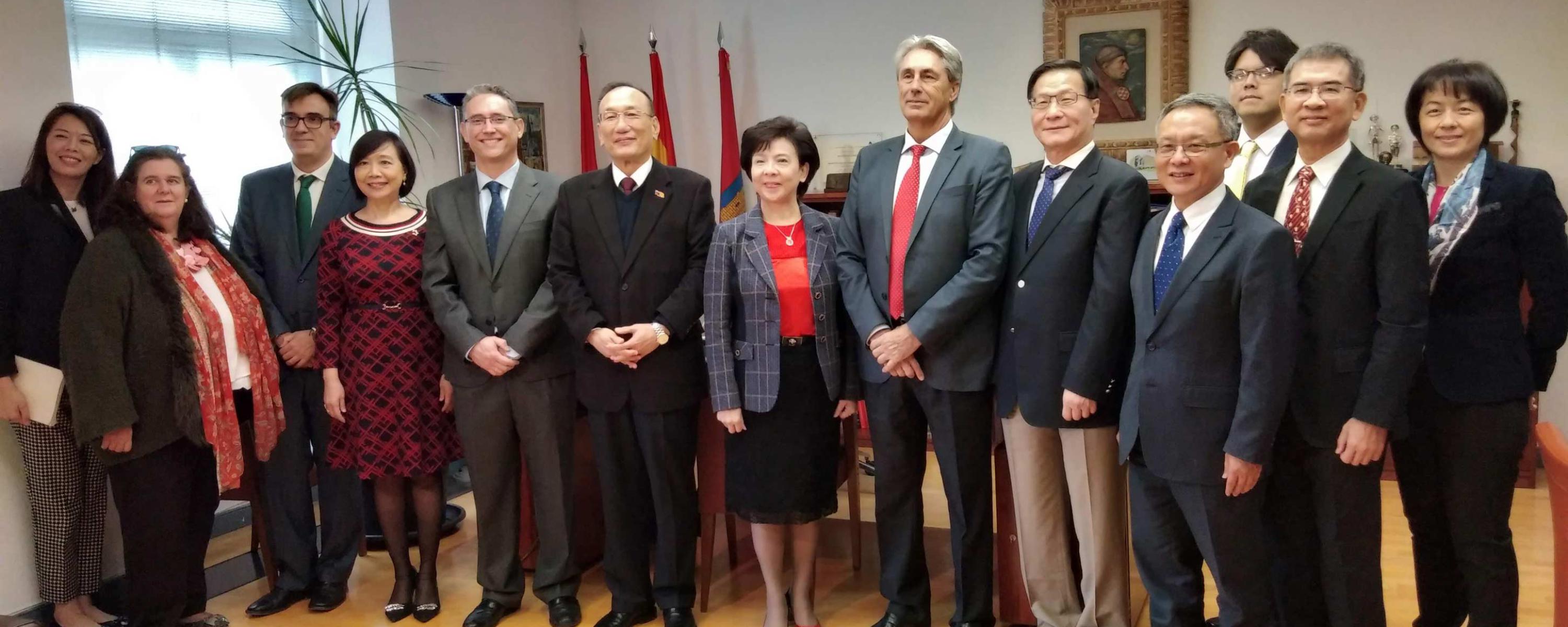UNIVERSITY OF TAMKANG MEETING Rector Dr. José Vicente Saz President Dr. Huan-Chao Keh