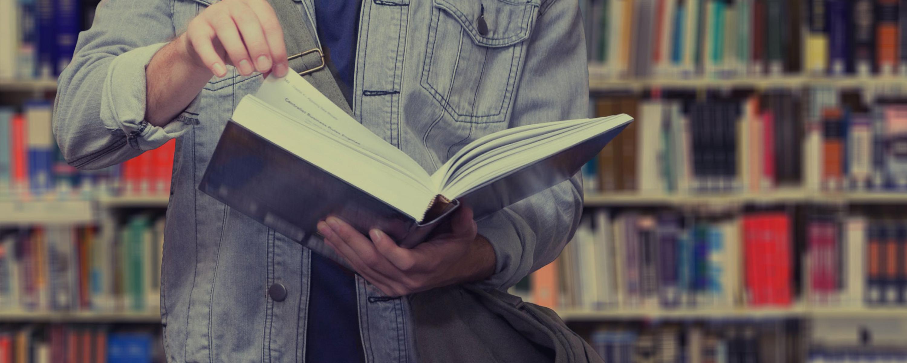 Estudiante biblioteca