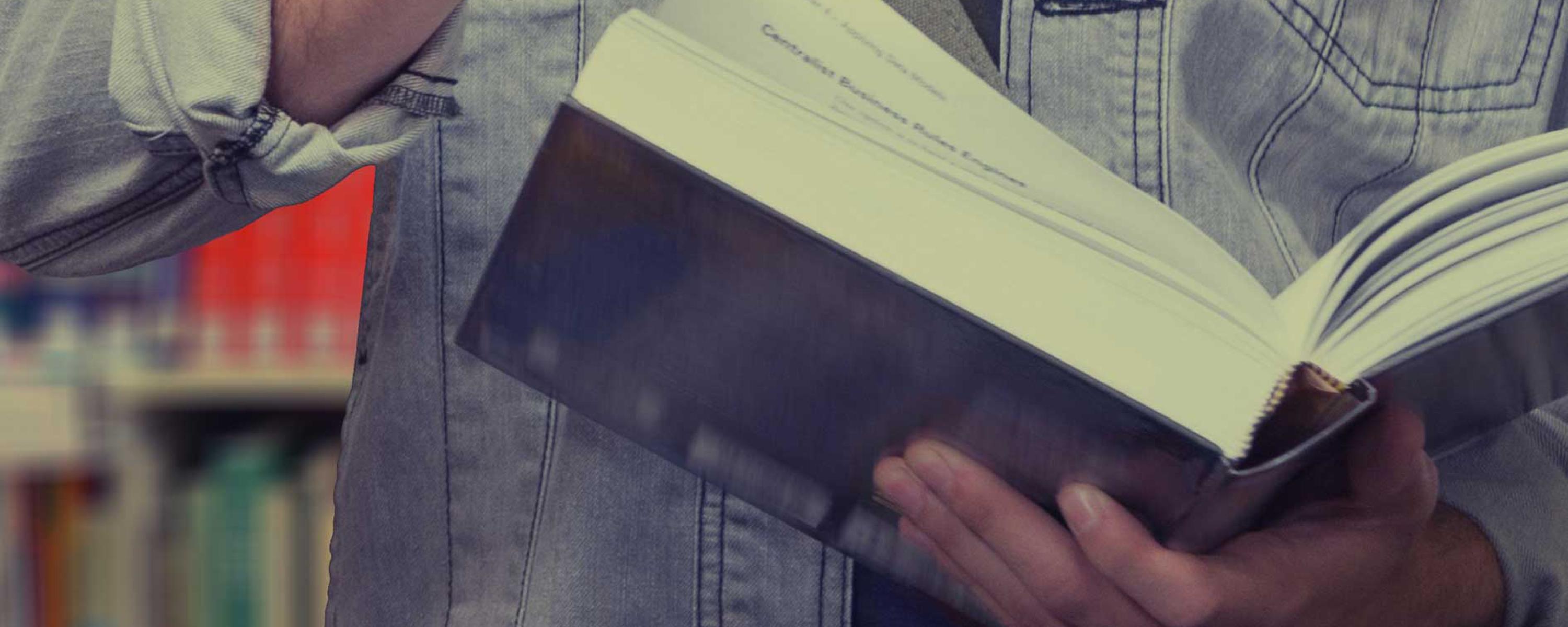 Leyendo libro